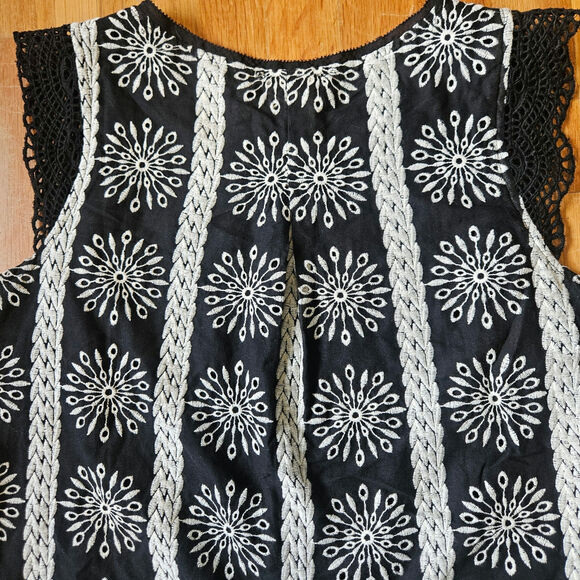 Skies Are Blue Top Womens M‎ Black White Embroidered Crochet Trim Boho Festival - Picture 11 of 12